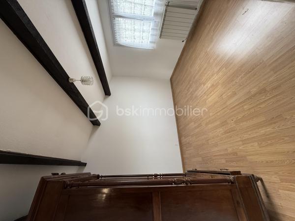 Situé dans un secteur recherché à proximité immédiate des écoles et axes principaux
Vous recherchez une maison familiale avec de beaux volumes sur le secteur de Miramas ?
Venez découvrir cette agréable maison de 110 m², située à proximité de toutes les commodités, idéale pour accueillir votre famille dans un environnement pratique et agréable au quotidien.

Vous apprécierez :
✨ Ses 4 chambres confortables
✨ Sa lumineuse pièce de vie
✨ Sa véranda offrant un espace supplémentaire toute l’année
✨ Son garage pratique pour le stationnement ou le rangement
✨ Son jardin agréable pour profiter des beaux jours

Vous serez séduits par son potentiel, ses volumes et sa situation idéale proche des écoles, commerces et axes principaux.

📞 Contactez-nous pour organiser une visite et découvrir tout le potentiel de cette maison.