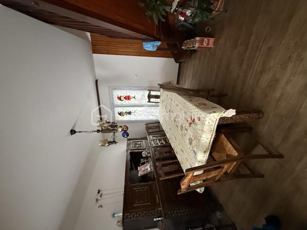 Situé dans un secteur recherché à proximité immédiate des écoles et axes principaux
Vous recherchez une maison familiale avec de beaux volumes sur le secteur de Miramas ?
Venez découvrir cette agréable maison de 110 m², située à proximité de toutes les commodités, idéale pour accueillir votre famille dans un environnement pratique et agréable au quotidien.

Vous apprécierez :
✨ Ses 4 chambres confortables
✨ Sa lumineuse pièce de vie
✨ Sa véranda offrant un espace supplémentaire toute l’année
✨ Son garage pratique pour le stationnement ou le rangement
✨ Son jardin agréable pour profiter des beaux jours

Vous serez séduits par son potentiel, ses volumes et sa situation idéale proche des écoles, commerces et axes principaux.

📞 Contactez-nous pour organiser une visite et découvrir tout le potentiel de cette maison.