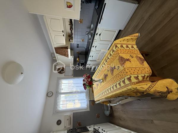 Situé dans un secteur recherché à proximité immédiate des écoles et axes principaux
Vous recherchez une maison familiale avec de beaux volumes sur le secteur de Miramas ?
Venez découvrir cette agréable maison de 110 m², située à proximité de toutes les commodités, idéale pour accueillir votre famille dans un environnement pratique et agréable au quotidien.

Vous apprécierez :
✨ Ses 4 chambres confortables
✨ Sa lumineuse pièce de vie
✨ Sa véranda offrant un espace supplémentaire toute l’année
✨ Son garage pratique pour le stationnement ou le rangement
✨ Son jardin agréable pour profiter des beaux jours

Vous serez séduits par son potentiel, ses volumes et sa situation idéale proche des écoles, commerces et axes principaux.

📞 Contactez-nous pour organiser une visite et découvrir tout le potentiel de cette maison.