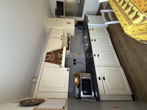 Situé dans un secteur recherché à proximité immédiate des écoles et axes principaux
Vous recherchez une maison familiale avec de beaux volumes sur le secteur de Miramas ?
Venez découvrir cette agréable maison de 110 m², située à proximité de toutes les commodités, idéale pour accueillir votre famille dans un environnement pratique et agréable au quotidien.

Vous apprécierez :
✨ Ses 4 chambres confortables
✨ Sa lumineuse pièce de vie
✨ Sa véranda offrant un espace supplémentaire toute l’année
✨ Son garage pratique pour le stationnement ou le rangement
✨ Son jardin agréable pour profiter des beaux jours

Vous serez séduits par son potentiel, ses volumes et sa situation idéale proche des écoles, commerces et axes principaux.

📞 Contactez-nous pour organiser une visite et découvrir tout le potentiel de cette maison.
