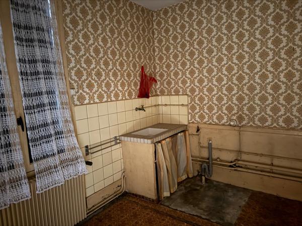 MAISON D'HABITATION + SECONDE BATISSE À RENOVER