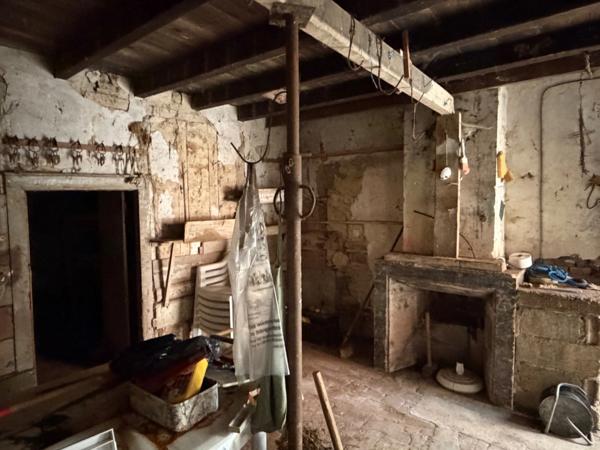 MAISON D'HABITATION + SECONDE BATISSE À RENOVER
