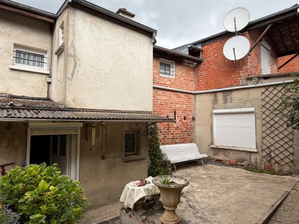 MAISON D'HABITATION + SECONDE BATISSE À RENOVER