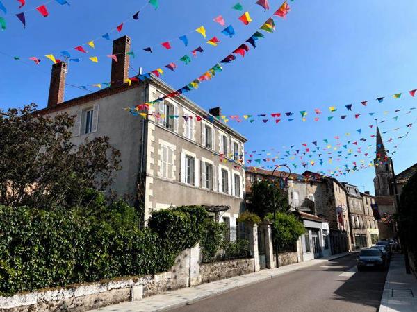 Maison 192 240 € Confolens 10 p 375 m² DPE C