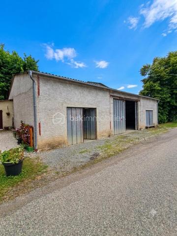 Saisissez l'opportunité d'acquérir ce hangar rare sur le marché et idéalement situé, en plein centre du village de Durban-sur-Arize, avec une
visibilité optimale grâce à son emplacement sur la grande route principale.

Caractéristiques du Bien
Surface : Spacieuse superficie de 170 m², offrant un large potentiel d'aménagement.
Viabilisation : Bien prêt à l'emploi avec un raccordement complet à l'électricité, idéal pour un démarrage immédiat de votre activité.
Structure : Construction robuste en briques apparentes, alliant charme et durabilité.
Accès : Équipé de trois portes facilitant les accès et la circulation.
Luminosité : L'espace bénéficie de trois ouvertures généreuses permettant une belle luminosité naturelle.
Volume : Profitez d'une belle hauteur sous plafond, idéale pour le stockage, un atelier professionnel ou tout autre projet d'envergure.

Pourquoi choisir ce bien ?
Ce hangar représente une opportunité rare au coeur du village. Sa localisation stratégique sur l'axe principal assure une accessibilité
remarquable pour votre activité ou vos besoins de stockage. Le volume généreux et la structure saine en briques en font un investissement
sûr et polyvalent.

Contactez-moi dès aujourd'hui pour organiser une visite et découvrir tout le potentiel de cet espace.