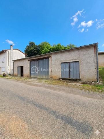 Saisissez l'opportunité d'acquérir ce hangar rare sur le marché et idéalement situé, en plein centre du village de Durban-sur-Arize, avec une
visibilité optimale grâce à son emplacement sur la grande route principale.

Caractéristiques du Bien
Surface : Spacieuse superficie de 170 m², offrant un large potentiel d'aménagement.
Viabilisation : Bien prêt à l'emploi avec un raccordement complet à l'électricité, idéal pour un démarrage immédiat de votre activité.
Structure : Construction robuste en briques apparentes, alliant charme et durabilité.
Accès : Équipé de trois portes facilitant les accès et la circulation.
Luminosité : L'espace bénéficie de trois ouvertures généreuses permettant une belle luminosité naturelle.
Volume : Profitez d'une belle hauteur sous plafond, idéale pour le stockage, un atelier professionnel ou tout autre projet d'envergure.

Pourquoi choisir ce bien ?
Ce hangar représente une opportunité rare au coeur du village. Sa localisation stratégique sur l'axe principal assure une accessibilité
remarquable pour votre activité ou vos besoins de stockage. Le volume généreux et la structure saine en briques en font un investissement
sûr et polyvalent.

Contactez-moi dès aujourd'hui pour organiser une visite et découvrir tout le potentiel de cet espace.