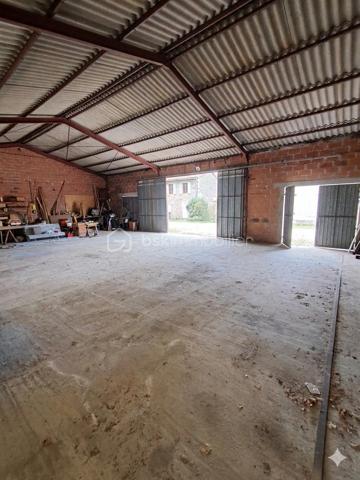 Saisissez l'opportunité d'acquérir ce hangar rare sur le marché et idéalement situé, en plein centre du village de Durban-sur-Arize, avec une
visibilité optimale grâce à son emplacement sur la grande route principale.

Caractéristiques du Bien
Surface : Spacieuse superficie de 170 m², offrant un large potentiel d'aménagement.
Viabilisation : Bien prêt à l'emploi avec un raccordement complet à l'électricité, idéal pour un démarrage immédiat de votre activité.
Structure : Construction robuste en briques apparentes, alliant charme et durabilité.
Accès : Équipé de trois portes facilitant les accès et la circulation.
Luminosité : L'espace bénéficie de trois ouvertures généreuses permettant une belle luminosité naturelle.
Volume : Profitez d'une belle hauteur sous plafond, idéale pour le stockage, un atelier professionnel ou tout autre projet d'envergure.

Pourquoi choisir ce bien ?
Ce hangar représente une opportunité rare au coeur du village. Sa localisation stratégique sur l'axe principal assure une accessibilité
remarquable pour votre activité ou vos besoins de stockage. Le volume généreux et la structure saine en briques en font un investissement
sûr et polyvalent.

Contactez-moi dès aujourd'hui pour organiser une visite et découvrir tout le potentiel de cet espace.