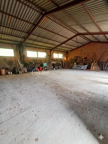 Saisissez l'opportunité d'acquérir ce hangar rare sur le marché et idéalement situé, en plein centre du village de Durban-sur-Arize, avec une
visibilité optimale grâce à son emplacement sur la grande route principale.

Caractéristiques du Bien
Surface : Spacieuse superficie de 170 m², offrant un large potentiel d'aménagement.
Viabilisation : Bien prêt à l'emploi avec un raccordement complet à l'électricité, idéal pour un démarrage immédiat de votre activité.
Structure : Construction robuste en briques apparentes, alliant charme et durabilité.
Accès : Équipé de trois portes facilitant les accès et la circulation.
Luminosité : L'espace bénéficie de trois ouvertures généreuses permettant une belle luminosité naturelle.
Volume : Profitez d'une belle hauteur sous plafond, idéale pour le stockage, un atelier professionnel ou tout autre projet d'envergure.

Pourquoi choisir ce bien ?
Ce hangar représente une opportunité rare au coeur du village. Sa localisation stratégique sur l'axe principal assure une accessibilité
remarquable pour votre activité ou vos besoins de stockage. Le volume généreux et la structure saine en briques en font un investissement
sûr et polyvalent.

Contactez-moi dès aujourd'hui pour organiser une visite et découvrir tout le potentiel de cet espace.