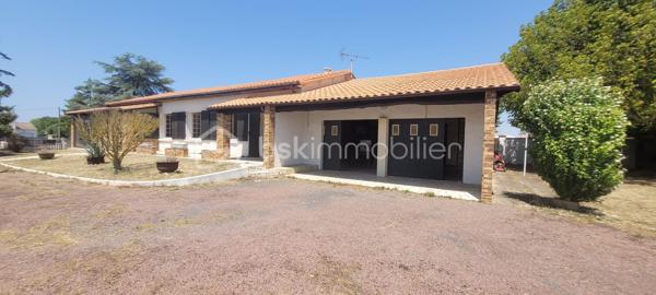 ARVERT : Secteur calme, a proximité des écoles, commerces, grandes surfaces et a seulement 12 min des plages.
Maison de plain pied d'environ 112 m2 composée :
D'une entrée, un séjour traversant et lumineux d'environ 30m2 donnant sur une véranda.
Un dégagement desservant une cuisine séparée (fonctionnelle et meublée), 4 chambres, un bureau,  une salle de bain et des wc séparés.
Un vaste double garage d'environ 50m2 (avec rangements et salle d'eau) ainsi qu'un atelier de 24m2 offre un réel potentiel d'agrandissements ou de dépendances habitables.
Coté extérieur : Un joli jardin bien entretenu (constructible et piscinable) entièrement clos et arboré avec préau et barbecue.
***Cave.
***Cuisine d'été.
***Rafraichissements a prévoir mais pas de gros œuvres.
***Proche centre-ville.
A votre disposition pour tout renseignement complémentaire au 06.14.04.55.39