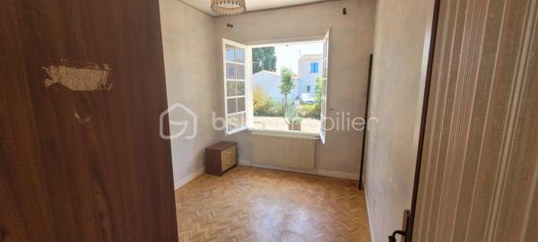 ARVERT : Secteur calme, a proximité des écoles, commerces, grandes surfaces et a seulement 12 min des plages.
Maison de plain pied d'environ 112 m2 composée :
D'une entrée, un séjour traversant et lumineux d'environ 30m2 donnant sur une véranda.
Un dégagement desservant une cuisine séparée (fonctionnelle et meublée), 4 chambres, un bureau,  une salle de bain et des wc séparés.
Un vaste double garage d'environ 50m2 (avec rangements et salle d'eau) ainsi qu'un atelier de 24m2 offre un réel potentiel d'agrandissements ou de dépendances habitables.
Coté extérieur : Un joli jardin bien entretenu (constructible et piscinable) entièrement clos et arboré avec préau et barbecue.
***Cave.
***Cuisine d'été.
***Rafraichissements a prévoir mais pas de gros œuvres.
***Proche centre-ville.
A votre disposition pour tout renseignement complémentaire au 06.14.04.55.39