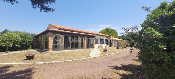 ARVERT : Secteur calme, a proximité des écoles, commerces, grandes surfaces et a seulement 12 min des plages.
Maison de plain pied d'environ 112 m2 composée :
D'une entrée, un séjour traversant et lumineux d'environ 30m2 donnant sur une véranda.
Un dégagement desservant une cuisine séparée (fonctionnelle et meublée), 4 chambres, un bureau,  une salle de bain et des wc séparés.
Un vaste double garage d'environ 50m2 (avec rangements et salle d'eau) ainsi qu'un atelier de 24m2 offre un réel potentiel d'agrandissements ou de dépendances habitables.
Coté extérieur : Un joli jardin bien entretenu (constructible et piscinable) entièrement clos et arboré avec préau et barbecue.
***Cave.
***Cuisine d'été.
***Rafraichissements a prévoir mais pas de gros œuvres.
***Proche centre-ville.
A votre disposition pour tout renseignement complémentaire au 06.14.04.55.39