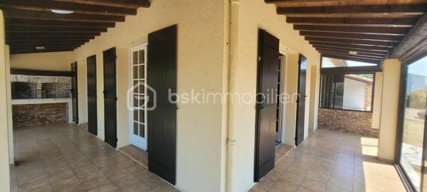 ARVERT : Secteur calme, a proximité des écoles, commerces, grandes surfaces et a seulement 12 min des plages.
Maison de plain pied d'environ 112 m2 composée :
D'une entrée, un séjour traversant et lumineux d'environ 30m2 donnant sur une véranda.
Un dégagement desservant une cuisine séparée (fonctionnelle et meublée), 4 chambres, un bureau,  une salle de bain et des wc séparés.
Un vaste double garage d'environ 50m2 (avec rangements et salle d'eau) ainsi qu'un atelier de 24m2 offre un réel potentiel d'agrandissements ou de dépendances habitables.
Coté extérieur : Un joli jardin bien entretenu (constructible et piscinable) entièrement clos et arboré avec préau et barbecue.
***Cave.
***Cuisine d'été.
***Rafraichissements a prévoir mais pas de gros œuvres.
***Proche centre-ville.
A votre disposition pour tout renseignement complémentaire au 06.14.04.55.39