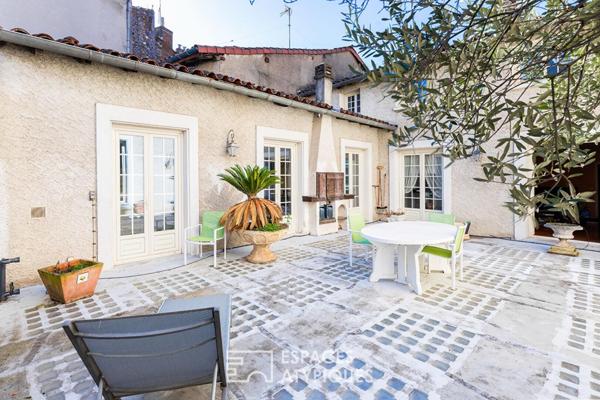 Maison de ville avec terrasse, garage et local commercial