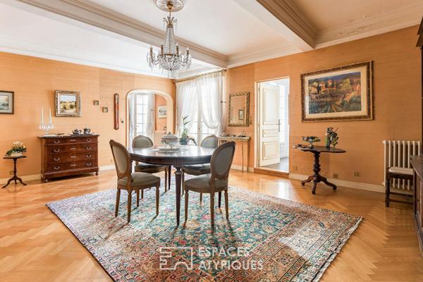 Maison de ville avec terrasse, garage et local commercial