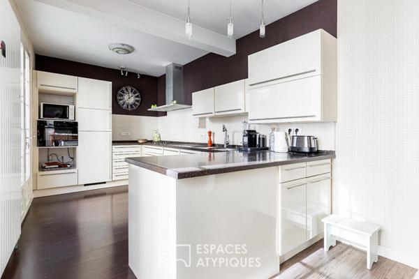 Maison de ville avec terrasse, garage et local commercial