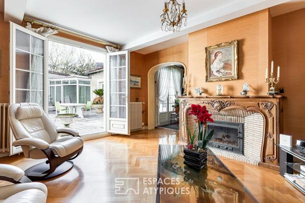 Maison de ville avec terrasse, garage et local commercial