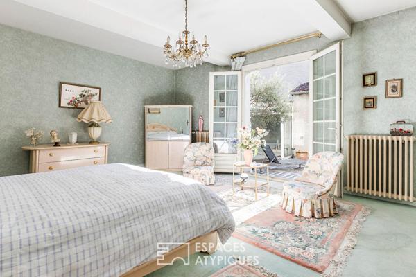 Maison de ville avec terrasse, garage et local commercial