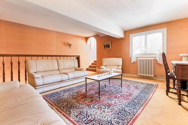 Maison de ville avec terrasse, garage et local commercial