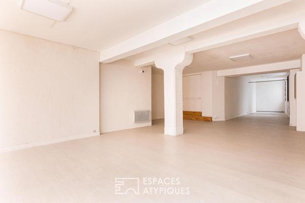 Maison de ville avec terrasse, garage et local commercial