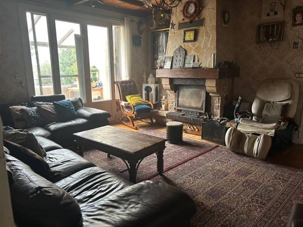 PAVILLON IDEALEMENT SITUE AVEC DE BEAUX VOLUMES ET DE NOMBREUSES POSSIBILITES D'AMENAGEMENT!!