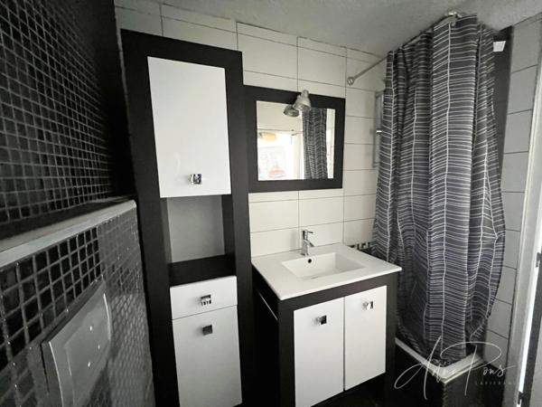 Dpt Var (83), à vendre LA SEYNE SUR MER appartement T3 de 62,85m² de surface totale Rénové.