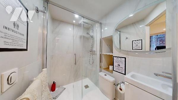 À vendre, charmant local commercial de 14 m² idéalement situé en centre-ville d’Aix-les-Bains.