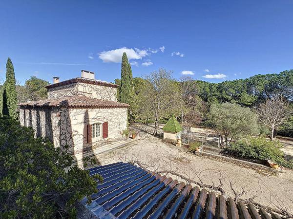 A vendre à 10 minutes du centre historique  d'AIX EN PROVENCE Belle propriété avec vue dominante sur 1.4ha