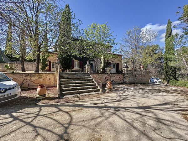 A vendre à 10 minutes du centre historique  d'AIX EN PROVENCE Belle propriété avec vue dominante sur 1.4ha
