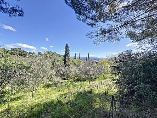 A vendre à 10 minutes du centre historique  d'AIX EN PROVENCE Belle propriété avec vue dominante sur 1.4ha