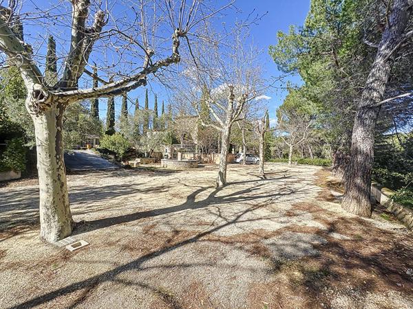 A vendre à 10 minutes du centre historique  d'AIX EN PROVENCE Belle propriété avec vue dominante sur 1.4ha