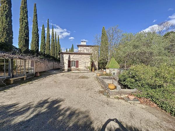 A vendre à 10 minutes du centre historique  d'AIX EN PROVENCE Belle propriété avec vue dominante sur 1.4ha