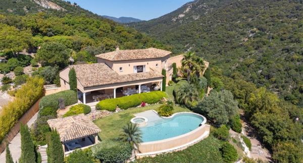 Superve villa dans les hauts de Grimaud dans un environnement sécurisé