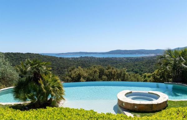Superve villa dans les hauts de Grimaud dans un environnement sécurisé