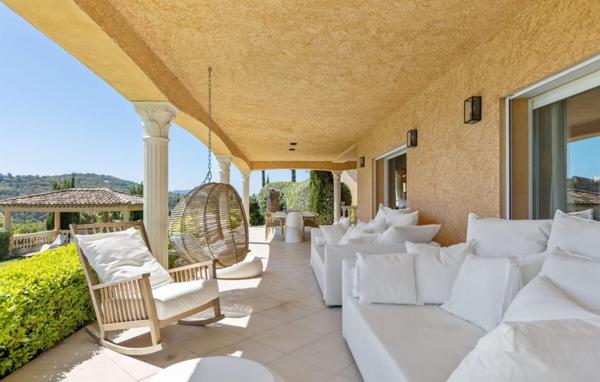 Superve villa dans les hauts de Grimaud dans un environnement sécurisé