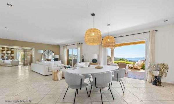 Superve villa dans les hauts de Grimaud dans un environnement sécurisé