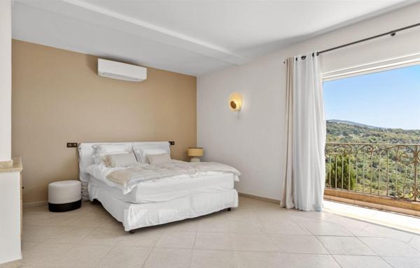 Superve villa dans les hauts de Grimaud dans un environnement sécurisé