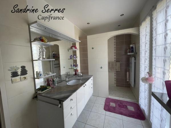 À vendre - Villa T5 de plain-pied avec grand terrain.