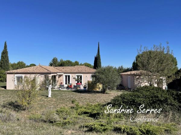 À vendre - Villa T5 de plain-pied avec grand terrain.