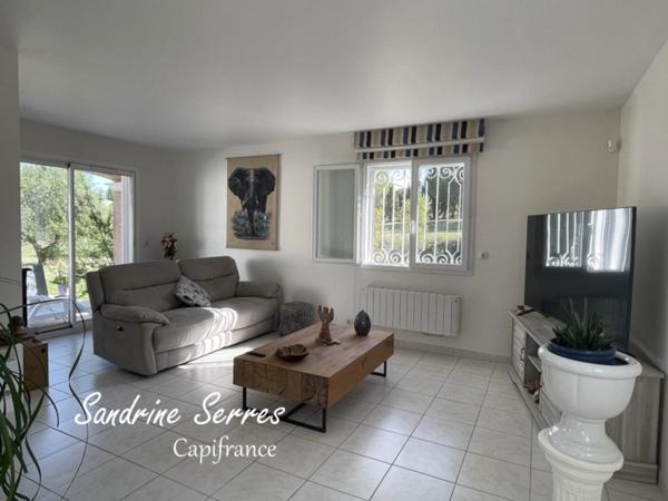 À vendre - Villa T5 de plain-pied avec grand terrain.