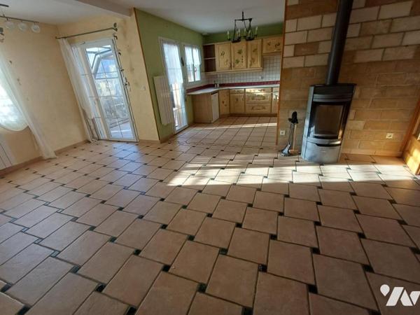 MOREUIL : Beau pavillon individuel, avec chambre et SDB au RDC