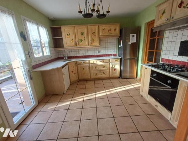 MOREUIL : Beau pavillon individuel, avec chambre et SDB au RDC