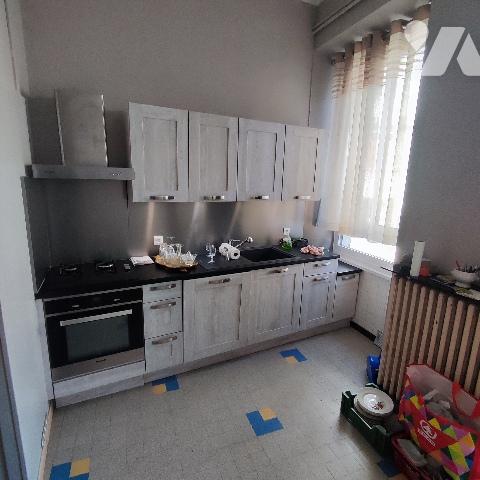 Centre-ville - Appt T4 de caractère en BE de 114 m² hab. en 1er étage avec atelier, grenier ...