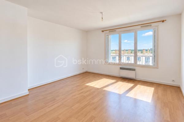 À seulement 12 minutes à pied de la gare de Versailles-Chantiers, découvrez cet agréable appartement 3 pièces de 62,17 m², situé au 6ᵉ et dernier étage avec ascenseur d’une résidence calme, familiale, arborée et soigneusement entretenue.

Traversant et bénéficiant d’une belle luminosité, l’appartement profite d’une situation privilégiée en dernier étage et d’une vue particulièrement dégagée avec la Tour Eiffel visible depuis le salon et les deux chambres.

L’entrée dessert un séjour lumineux ainsi qu’une cuisine indépendante entièrement équipée, avec la possibilité de l’ouvrir sur la pièce de vie afin de créer un espace plus généreux et convivial. La cuisine est vendue avec ses équipements : four, hotte, lave-vaisselle, réfrigérateur ainsi qu’un lave-linge séchant.

L’espace nuit se compose de deux chambres, toutes deux bénéficiant elles aussi de cette vue dégagée jusqu’à la Tour Eiffel, d’une salle de bains et de WC indépendants. L’appartement est en bon état général et ne nécessite pas de travaux importants. Un simple rafraîchissement des peintures permettra aux futurs propriétaires de le personnaliser selon leurs goûts.

Côté annexes, le bien bénéficie de prestations particulièrement appréciables à Versailles avec deux places de stationnement en sous-sol disposées en enfilade, une cave privative ainsi qu’un local à vélos au sein de la résidence.

L’environnement offre un excellent équilibre entre vie citadine et espaces verts. Une forêt située à proximité permet de profiter facilement de promenades et d’activités en plein air, tandis que le stade de Porchefontaine et ses nombreux équipements sportifs sont rapidement accessibles. Crèches, supermarché et pharmacie facilitent également le quotidien. Le centre commercial Westfield Vélizy 2 se trouve à environ 8 minutes en voiture.

Avec son dernier étage, son caractère traversant, sa luminosité, sa vue sur la Tour Eiffel, son environnement verdoyant et ses deux stationnements en sous-sol, cet appartement réunit de nombreux critères particulièrement recherchés sur le secteur. Sa proximité avec la gare de Versailles-Chantiers constitue également un véritable atout pour les déplacements quotidiens.

Les charges de copropriété s’élèvent à environ 320 € par mois comprenant le chauffage au sol et la taxe foncière à 1 358 € par an.

Un appartement lumineux et agréable à vivre, bénéficiant d’une vue rare et d’un emplacement particulièrement pratique à Versailles. À découvrir rapidement.

Contactez-moi dès maintenant pour organiser une visite.