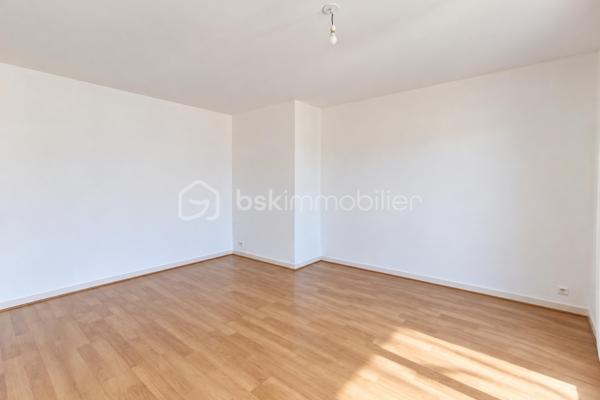 À seulement 12 minutes à pied de la gare de Versailles-Chantiers, découvrez cet agréable appartement 3 pièces de 62,17 m², situé au 6ᵉ et dernier étage avec ascenseur d’une résidence calme, familiale, arborée et soigneusement entretenue.

Traversant et bénéficiant d’une belle luminosité, l’appartement profite d’une situation privilégiée en dernier étage et d’une vue particulièrement dégagée avec la Tour Eiffel visible depuis le salon et les deux chambres.

L’entrée dessert un séjour lumineux ainsi qu’une cuisine indépendante entièrement équipée, avec la possibilité de l’ouvrir sur la pièce de vie afin de créer un espace plus généreux et convivial. La cuisine est vendue avec ses équipements : four, hotte, lave-vaisselle, réfrigérateur ainsi qu’un lave-linge séchant.

L’espace nuit se compose de deux chambres, toutes deux bénéficiant elles aussi de cette vue dégagée jusqu’à la Tour Eiffel, d’une salle de bains et de WC indépendants. L’appartement est en bon état général et ne nécessite pas de travaux importants. Un simple rafraîchissement des peintures permettra aux futurs propriétaires de le personnaliser selon leurs goûts.

Côté annexes, le bien bénéficie de prestations particulièrement appréciables à Versailles avec deux places de stationnement en sous-sol disposées en enfilade, une cave privative ainsi qu’un local à vélos au sein de la résidence.

L’environnement offre un excellent équilibre entre vie citadine et espaces verts. Une forêt située à proximité permet de profiter facilement de promenades et d’activités en plein air, tandis que le stade de Porchefontaine et ses nombreux équipements sportifs sont rapidement accessibles. Crèches, supermarché et pharmacie facilitent également le quotidien. Le centre commercial Westfield Vélizy 2 se trouve à environ 8 minutes en voiture.

Avec son dernier étage, son caractère traversant, sa luminosité, sa vue sur la Tour Eiffel, son environnement verdoyant et ses deux stationnements en sous-sol, cet appartement réunit de nombreux critères particulièrement recherchés sur le secteur. Sa proximité avec la gare de Versailles-Chantiers constitue également un véritable atout pour les déplacements quotidiens.

Les charges de copropriété s’élèvent à environ 320 € par mois comprenant le chauffage au sol et la taxe foncière à 1 358 € par an.

Un appartement lumineux et agréable à vivre, bénéficiant d’une vue rare et d’un emplacement particulièrement pratique à Versailles. À découvrir rapidement.

Contactez-moi dès maintenant pour organiser une visite.