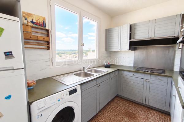 À seulement 12 minutes à pied de la gare de Versailles-Chantiers, découvrez cet agréable appartement 3 pièces de 62,17 m², situé au 6ᵉ et dernier étage avec ascenseur d’une résidence calme, familiale, arborée et soigneusement entretenue.

Traversant et bénéficiant d’une belle luminosité, l’appartement profite d’une situation privilégiée en dernier étage et d’une vue particulièrement dégagée avec la Tour Eiffel visible depuis le salon et les deux chambres.

L’entrée dessert un séjour lumineux ainsi qu’une cuisine indépendante entièrement équipée, avec la possibilité de l’ouvrir sur la pièce de vie afin de créer un espace plus généreux et convivial. La cuisine est vendue avec ses équipements : four, hotte, lave-vaisselle, réfrigérateur ainsi qu’un lave-linge séchant.

L’espace nuit se compose de deux chambres, toutes deux bénéficiant elles aussi de cette vue dégagée jusqu’à la Tour Eiffel, d’une salle de bains et de WC indépendants. L’appartement est en bon état général et ne nécessite pas de travaux importants. Un simple rafraîchissement des peintures permettra aux futurs propriétaires de le personnaliser selon leurs goûts.

Côté annexes, le bien bénéficie de prestations particulièrement appréciables à Versailles avec deux places de stationnement en sous-sol disposées en enfilade, une cave privative ainsi qu’un local à vélos au sein de la résidence.

L’environnement offre un excellent équilibre entre vie citadine et espaces verts. Une forêt située à proximité permet de profiter facilement de promenades et d’activités en plein air, tandis que le stade de Porchefontaine et ses nombreux équipements sportifs sont rapidement accessibles. Crèches, supermarché et pharmacie facilitent également le quotidien. Le centre commercial Westfield Vélizy 2 se trouve à environ 8 minutes en voiture.

Avec son dernier étage, son caractère traversant, sa luminosité, sa vue sur la Tour Eiffel, son environnement verdoyant et ses deux stationnements en sous-sol, cet appartement réunit de nombreux critères particulièrement recherchés sur le secteur. Sa proximité avec la gare de Versailles-Chantiers constitue également un véritable atout pour les déplacements quotidiens.

Les charges de copropriété s’élèvent à environ 320 € par mois comprenant le chauffage au sol et la taxe foncière à 1 358 € par an.

Un appartement lumineux et agréable à vivre, bénéficiant d’une vue rare et d’un emplacement particulièrement pratique à Versailles. À découvrir rapidement.

Contactez-moi dès maintenant pour organiser une visite.