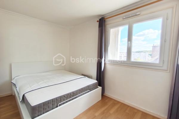 À seulement 12 minutes à pied de la gare de Versailles-Chantiers, découvrez cet agréable appartement 3 pièces de 62,17 m², situé au 6ᵉ et dernier étage avec ascenseur d’une résidence calme, familiale, arborée et soigneusement entretenue.

Traversant et bénéficiant d’une belle luminosité, l’appartement profite d’une situation privilégiée en dernier étage et d’une vue particulièrement dégagée avec la Tour Eiffel visible depuis le salon et les deux chambres.

L’entrée dessert un séjour lumineux ainsi qu’une cuisine indépendante entièrement équipée, avec la possibilité de l’ouvrir sur la pièce de vie afin de créer un espace plus généreux et convivial. La cuisine est vendue avec ses équipements : four, hotte, lave-vaisselle, réfrigérateur ainsi qu’un lave-linge séchant.

L’espace nuit se compose de deux chambres, toutes deux bénéficiant elles aussi de cette vue dégagée jusqu’à la Tour Eiffel, d’une salle de bains et de WC indépendants. L’appartement est en bon état général et ne nécessite pas de travaux importants. Un simple rafraîchissement des peintures permettra aux futurs propriétaires de le personnaliser selon leurs goûts.

Côté annexes, le bien bénéficie de prestations particulièrement appréciables à Versailles avec deux places de stationnement en sous-sol disposées en enfilade, une cave privative ainsi qu’un local à vélos au sein de la résidence.

L’environnement offre un excellent équilibre entre vie citadine et espaces verts. Une forêt située à proximité permet de profiter facilement de promenades et d’activités en plein air, tandis que le stade de Porchefontaine et ses nombreux équipements sportifs sont rapidement accessibles. Crèches, supermarché et pharmacie facilitent également le quotidien. Le centre commercial Westfield Vélizy 2 se trouve à environ 8 minutes en voiture.

Avec son dernier étage, son caractère traversant, sa luminosité, sa vue sur la Tour Eiffel, son environnement verdoyant et ses deux stationnements en sous-sol, cet appartement réunit de nombreux critères particulièrement recherchés sur le secteur. Sa proximité avec la gare de Versailles-Chantiers constitue également un véritable atout pour les déplacements quotidiens.

Les charges de copropriété s’élèvent à environ 320 € par mois comprenant le chauffage au sol et la taxe foncière à 1 358 € par an.

Un appartement lumineux et agréable à vivre, bénéficiant d’une vue rare et d’un emplacement particulièrement pratique à Versailles. À découvrir rapidement.

Contactez-moi dès maintenant pour organiser une visite.