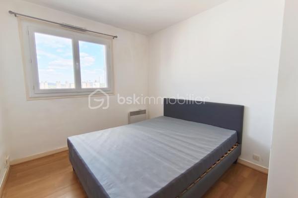 À seulement 12 minutes à pied de la gare de Versailles-Chantiers, découvrez cet agréable appartement 3 pièces de 62,17 m², situé au 6ᵉ et dernier étage avec ascenseur d’une résidence calme, familiale, arborée et soigneusement entretenue.

Traversant et bénéficiant d’une belle luminosité, l’appartement profite d’une situation privilégiée en dernier étage et d’une vue particulièrement dégagée avec la Tour Eiffel visible depuis le salon et les deux chambres.

L’entrée dessert un séjour lumineux ainsi qu’une cuisine indépendante entièrement équipée, avec la possibilité de l’ouvrir sur la pièce de vie afin de créer un espace plus généreux et convivial. La cuisine est vendue avec ses équipements : four, hotte, lave-vaisselle, réfrigérateur ainsi qu’un lave-linge séchant.

L’espace nuit se compose de deux chambres, toutes deux bénéficiant elles aussi de cette vue dégagée jusqu’à la Tour Eiffel, d’une salle de bains et de WC indépendants. L’appartement est en bon état général et ne nécessite pas de travaux importants. Un simple rafraîchissement des peintures permettra aux futurs propriétaires de le personnaliser selon leurs goûts.

Côté annexes, le bien bénéficie de prestations particulièrement appréciables à Versailles avec deux places de stationnement en sous-sol disposées en enfilade, une cave privative ainsi qu’un local à vélos au sein de la résidence.

L’environnement offre un excellent équilibre entre vie citadine et espaces verts. Une forêt située à proximité permet de profiter facilement de promenades et d’activités en plein air, tandis que le stade de Porchefontaine et ses nombreux équipements sportifs sont rapidement accessibles. Crèches, supermarché et pharmacie facilitent également le quotidien. Le centre commercial Westfield Vélizy 2 se trouve à environ 8 minutes en voiture.

Avec son dernier étage, son caractère traversant, sa luminosité, sa vue sur la Tour Eiffel, son environnement verdoyant et ses deux stationnements en sous-sol, cet appartement réunit de nombreux critères particulièrement recherchés sur le secteur. Sa proximité avec la gare de Versailles-Chantiers constitue également un véritable atout pour les déplacements quotidiens.

Les charges de copropriété s’élèvent à environ 320 € par mois comprenant le chauffage au sol et la taxe foncière à 1 358 € par an.

Un appartement lumineux et agréable à vivre, bénéficiant d’une vue rare et d’un emplacement particulièrement pratique à Versailles. À découvrir rapidement.

Contactez-moi dès maintenant pour organiser une visite.
