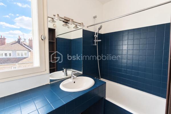 À seulement 12 minutes à pied de la gare de Versailles-Chantiers, découvrez cet agréable appartement 3 pièces de 62,17 m², situé au 6ᵉ et dernier étage avec ascenseur d’une résidence calme, familiale, arborée et soigneusement entretenue.

Traversant et bénéficiant d’une belle luminosité, l’appartement profite d’une situation privilégiée en dernier étage et d’une vue particulièrement dégagée avec la Tour Eiffel visible depuis le salon et les deux chambres.

L’entrée dessert un séjour lumineux ainsi qu’une cuisine indépendante entièrement équipée, avec la possibilité de l’ouvrir sur la pièce de vie afin de créer un espace plus généreux et convivial. La cuisine est vendue avec ses équipements : four, hotte, lave-vaisselle, réfrigérateur ainsi qu’un lave-linge séchant.

L’espace nuit se compose de deux chambres, toutes deux bénéficiant elles aussi de cette vue dégagée jusqu’à la Tour Eiffel, d’une salle de bains et de WC indépendants. L’appartement est en bon état général et ne nécessite pas de travaux importants. Un simple rafraîchissement des peintures permettra aux futurs propriétaires de le personnaliser selon leurs goûts.

Côté annexes, le bien bénéficie de prestations particulièrement appréciables à Versailles avec deux places de stationnement en sous-sol disposées en enfilade, une cave privative ainsi qu’un local à vélos au sein de la résidence.

L’environnement offre un excellent équilibre entre vie citadine et espaces verts. Une forêt située à proximité permet de profiter facilement de promenades et d’activités en plein air, tandis que le stade de Porchefontaine et ses nombreux équipements sportifs sont rapidement accessibles. Crèches, supermarché et pharmacie facilitent également le quotidien. Le centre commercial Westfield Vélizy 2 se trouve à environ 8 minutes en voiture.

Avec son dernier étage, son caractère traversant, sa luminosité, sa vue sur la Tour Eiffel, son environnement verdoyant et ses deux stationnements en sous-sol, cet appartement réunit de nombreux critères particulièrement recherchés sur le secteur. Sa proximité avec la gare de Versailles-Chantiers constitue également un véritable atout pour les déplacements quotidiens.

Les charges de copropriété s’élèvent à environ 320 € par mois comprenant le chauffage au sol et la taxe foncière à 1 358 € par an.

Un appartement lumineux et agréable à vivre, bénéficiant d’une vue rare et d’un emplacement particulièrement pratique à Versailles. À découvrir rapidement.

Contactez-moi dès maintenant pour organiser une visite.