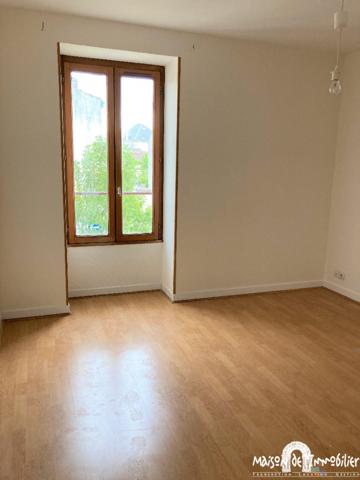 Location Appartement - 3 pièces - 75m² - Centre-ville de SEGONZAC