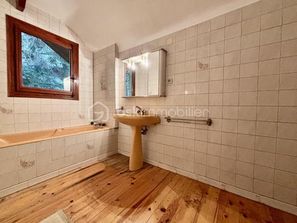 VIVIER-DU-LAC - CHALET F4 DE 117 m² | VUE IMPRENABLE LAC | 
═══════════════════════════════════
Niché dans une impasse, découvrez ce chalet datant de 1960 sur la commune du Vivier-du-Lac

Vivier-du-Lac - Idéalement située à 8 minutes de Chambéry et 5 minutes d’Aix-les-Bains

F4 – 117 m² | Terrain 1411 m² | construit en 1960 | Travaux à prévoir

PRIX NÉGOCIABLE

═══════════════════════════════════
INTÉRIEUR
═══════════════════════════════════
Le cœur du logement : un salon séjour de 31,5 m² qui s'articule autour de deux accès direct à un balcon panoramique sur le Lac. Une cuisine indépendante de 11, 8 m².

Côté nuit, 3 chambres de 12,62 m², une de 12,73 m² et une de 11,3 m².

═══════════════════════════════════
CÔTÉ PRATIQUE 
═══════════════════════════════════
Un Garage de 28,23 m², une buanderie de 2,24 m², ainsi que un toilette indépendant

Une salle de bain de 8,78 m² et une salle d’eau de 3,05 m²

═══════════════════════════════════
ÉQUIPEMENTS
═══════════════════════════════════
✔ Chaudière au Gaz
✔ Double vitrage / bois
✔ Cheminée 
✔ DPE : F | GES : F

═══════════════════════════════════
EN BREF — CE QUI FAIT LA DIFFÉRENCE
═══════════════════════════════════
✔ Une vue imprenable sur le Lac du Bourget
✔ La proximité des grandes villes
✔ La possibilité d’agrandir le chalet jusqu’à 200 m² de plancher (zone N)